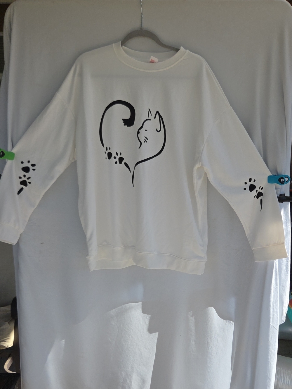 White Sweatshirt with Black Cat Paw Heart Graphic Sz 3xl